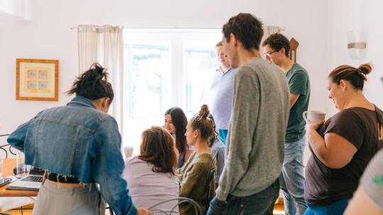 Taloyhtiön jäseniä samassa tilassa katsomassa esitystä aidanhankinnasta.