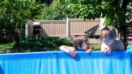Puuaidan viehätys perustuu sen luonnolliseen ilmeeseen ja ajattomaan tyylikkyyteen. Oikein valittuna, asennettuna ja huollettuna puuaita kestää keskimäärin noin 30 vuotta, mikä tekee siitä pitkäikäisen ja kustannustehokkaan ratkaisun pihapiiriin.